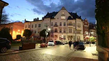 Rzeszow, Polonya - 22 Ağustos 2025: Rzeszow, Polonya 'da tarihi bir kaldırım taşı sokağının akşam manzarası.