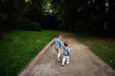 Polonya 'nın Lancut kentindeki bir orman parkında el ele tutuşan kardeşler.