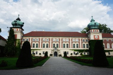 Polonya 'nın Lancut şehrinde bulunan tarihi mimari ve bahçeli bir bina. Bulutlu atmosfer.