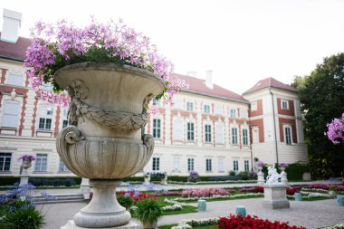 Çiçekli güzel bir bahçe, bir malikane ve Polonya, Lancut 'da taş bir vazo..