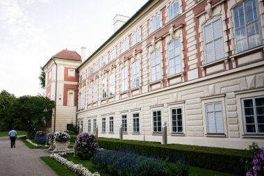 Polonya 'nın Lancut şehrinde güzel bahçeleri ve çiçekleri olan zarif tarihi bir bina.