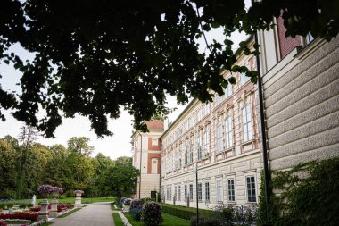 Polonya, Lancut 'da mimarisi ve bahçeleri olan güzel bir saray.