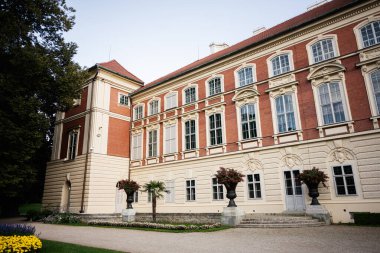 Polonya 'nın Lancut kentindeki büyüleyici tarihi bina klasik mimari ve manzaralı bir ortam sergiliyor.