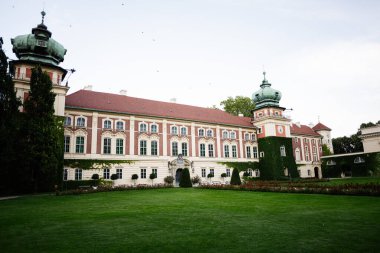 Polonya, Lancut 'taki görkemli şato iyi korunmuş bahçeler ve yeşil çimlerle çevrili.