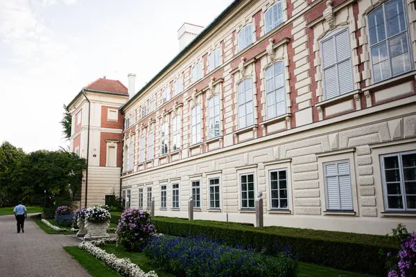 Polonya 'nın Lancut şehrinde güzel bahçeleri ve çiçekleri olan zarif tarihi bir bina.