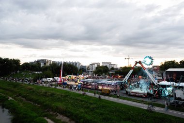 Rzeszow, Polonya - 22 Ağustos 2025: Rzeszow, Polonya 'da karnaval sahnesi, binişler, kalabalıklar ve renkli gece ışıkları.