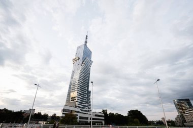 Rzeszow, Polonya - 22 Ağustos 2025: Uzun, Apklan gökdelenleri Rzeszow 'da canlı bulutlu bir gökyüzüne karşı kuruldu.