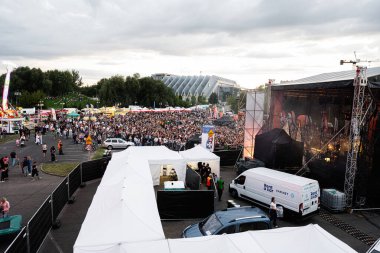 Rzeszow, Polonya - 22 Ağustos 2025: Müzik, yiyecek stantları ve Polonya 'nın Rzeszow kentinde yazın tadını çıkaran kalabalıklarla dolu açık hava festivali.