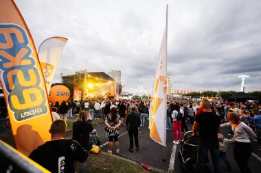 Rzeszow, Polonya - 22 Ağustos 2025: Polonya 'nın Rzeszow kentinde canlı bir müzik festivali.