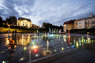 Rzeszow, Polonya - 22 Ağustos 2025: Rzeszow, Polonya 'da bir su fıskiyesi aydınlatma gösterisi
