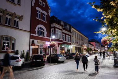 Rzeszow, Polonya - 22 Ağustos 2025: Rzeszow, Polonya 'da sakin bir akşam atmosferi, büyüleyici caddeler ve mimari