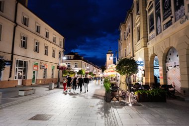 Rzeszow, Polonya - 22 Ağustos 2025: Polonya 'nın Rzeszow kentinde manzaralı bir akşam manzarası, ışık ve hayat dolu