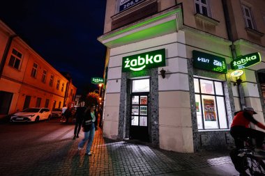 Rzeszow, Polonya - 22 Ağustos 2025: Müşterilerle birlikte Polonya 'nın Rzeszow kentindeki bir abka mağazasının sokak manzarası