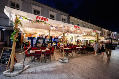 Rzeszow, Polonya - 22 Ağustos 2025: Rzeszow, Polonya 'da tanınmış bir Teksas temalı samimi bir açık hava yemek alanı.