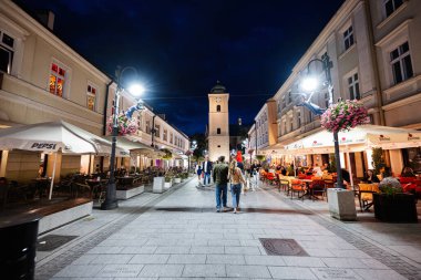 Rzeszow, Polonya - 22 Ağustos 2025: İnsanlarla dolu Avrupa şehir manzarası, aydınlık kafeler ve canlı bir atmosfer