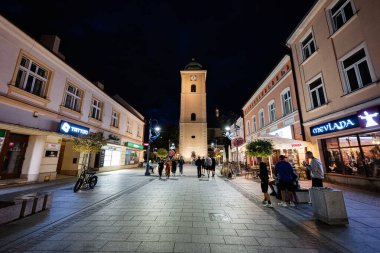 Rzeszow, Polonya - 22 Ağustos 2025: Polonya 'nın Rzeszow kentinde gece aydınlık binalarla dolu canlı bir sokak manzarası