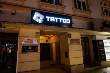 Rzeszow, Polonya - 22 Ağustos 2025: Polonya 'nın Rzeszow kentinde gece vakti çekilen ışıltılı dövmeli stüdyo girişi.