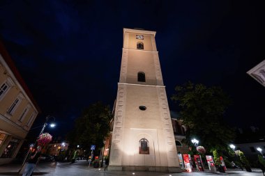 Rzeszow, Polonya - 22 Ağustos 2025: Polonya 'nın Rzeszow kentindeki çan kulesi, güzel bir şekilde aydınlatıldı..