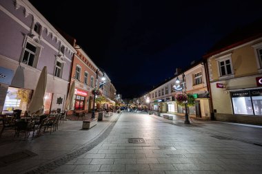 Rzeszow, Polonya - 22 Ağustos 2025: Rzeszow, Polonya 'nın akşam manzarası mimari cazibeyle dolu canlı bir sokak manzarası.