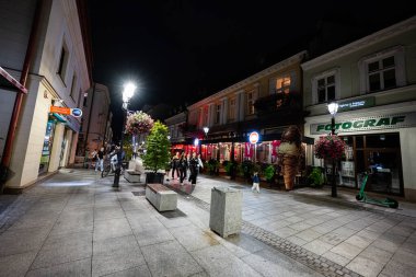 Rzeszow, Polonya - 22 Ağustos 2025: Polonya 'nın Rzeszow kentindeki hareketli akşam caddesi.