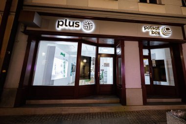 Rzeszow, Polonya - 22 Ağustos 2025: Telekomünikasyon mağazası Plus Polsat Box dış görünüşü Polonya 'nın Rzeszow kentinde gece aydınlandı
