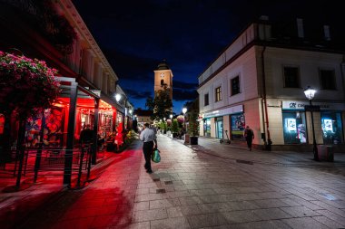 Rzeszow, Polonya - 22 Ağustos 2025: Polonya 'nın Rzeszow kentinde akşam caddesi kırmızı tonlar ve günlük ortam ile aydınlık