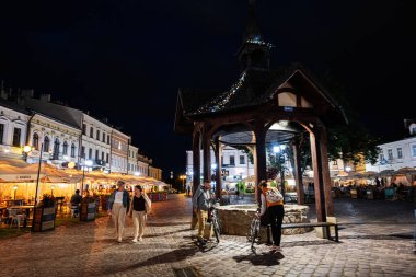 Rzeszow, Polonya - 22 Ağustos 2025: Rzeszow pazar meydanı aydınlatıldı.