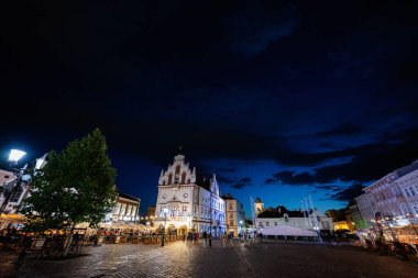 Rzeszow, Polonya - 22 Ağustos 2025: Polonya 'nın Rzeszow kentindeki Büyüleyici Eski Şehir Meydanı