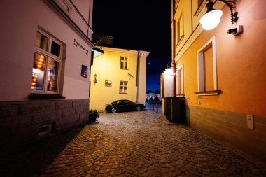 Rzeszow, Polonya - 22 Ağustos 2025: Geceleyin Rzeszow Polonya 'da tarihi cadde aydınlatma binaları ve kaldırım taşlarıyla