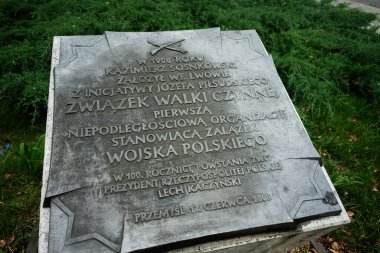 Przemysl, Polonya - 23 Ağustos 2025: Polonya 'nın Przemysl, Polonya' da bağımsızlığını ve askeri tarihini onurlandıran plaket.