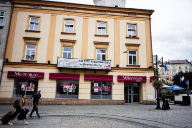 Przemysl, Polonya - 23 Ağustos 2025: Polonya 'nın Przemysl kentindeki Milenyum Bankası binasının manzarası.