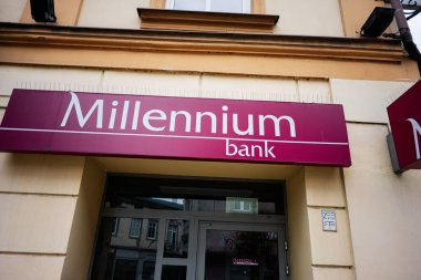 Przemysl, Polonya - 23 Ağustos 2025: Przemysl, Polonya şehir merkezinde bulunan Milenyum Bankası 'nın dış görünümü