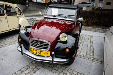 Przemysl, Polonya - 23 Ağustos 2025: Citroen 2CV 6 Charleston, Przemysl, Polonya 'da gösterimde zamansız otomotiv işçiliği sergilenmektedir