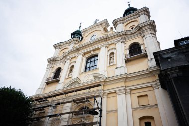 Przemysl, Polonya - 23 Ağustos 2025: Polonya Przemysl, Polonya 'da zarif mimari unsurlarla donatılmış Vaftizci Aziz John Katolik Katedrali