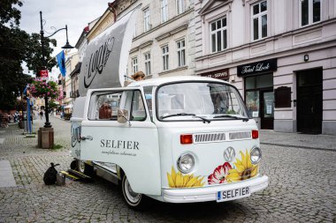 Przemysl, Polonya - 23 Ağustos 2025: Przemysl, Polonya 'da bir sokağa park edilmiş olan Retro VW kamyonet