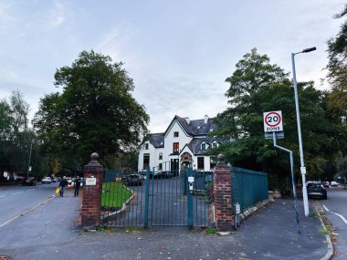 Manchester, İngiltere - 23 Eylül 2025: Manchester 'da tuğla sütunlu ve yemyeşil renkli beyaz bir ev.