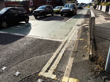 Manchester, İngiltere - 23 Eylül 2025: Park halindeki araçlar, kaldırımlar ve tırabzan boyunca yayalar ile dolu Manchester Caddesi.