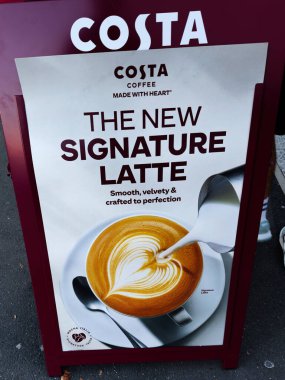 Salford, İngiltere - 23 Eylül 2025: Costa 'nın kremalı latte sanatı ve kalın tipografi içeren yeni imzası için tanıtım yazısı.