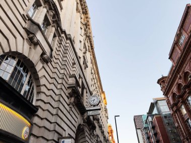 Manchester, İngiltere - 23 Eylül 2025: Manchester 'da St. James Binaları' nın şehir manzarası klasik mimarisi saat, taş işçiliği ve mavi gökyüzü.