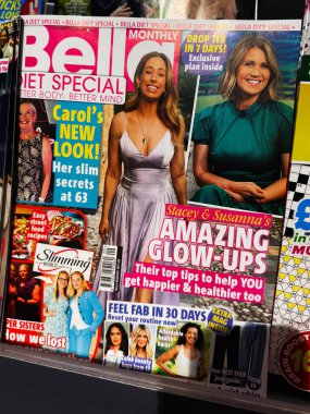 Londra, İngiltere - 26 Eylül 2025: Neşeli kadınlar, moda ve sağlık tavsiyeleri içeren parlak yaşam tarzı dergisi kapağı.