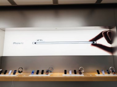 Manchester, İngiltere - 29 Eylül 2025: Reklam mağazası geniş bir iPhone Air afişi ve temiz ekranda sıralanmış akıllı telefonlar.