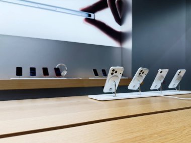 Manchester, İngiltere - 29 Eylül 2025: Metal stantlar üzerindeki bir dizi akıllı telefon müşteriler için hazır, parlak bir perakende satış ortamında sergilendi