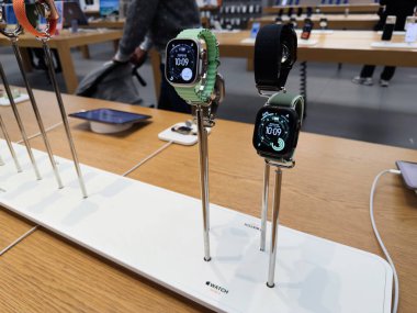 Manchester, İngiltere - 29 Eylül 2025: Premium smartwatches Apple Watch Ultra 3, bir mağazada sergi rafında tasarım, teknik özellikler ve kullanılabilirlik.