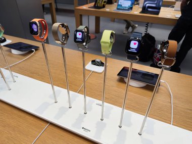 Manchester, İngiltere - 29 Eylül 2025: Bir dizi akıllı Apple Watch Serisi 11 saat çeşitli bant ve renklere sahip bir teknoloji mağazasında sergileniyor.