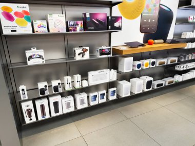 Manchester, İngiltere - 29 Eylül 2025: Apple mağazasındaki raflarda düzenli olarak düzenlenmiş çok çeşitli teknolojik gereçler ve aksesuarlar.