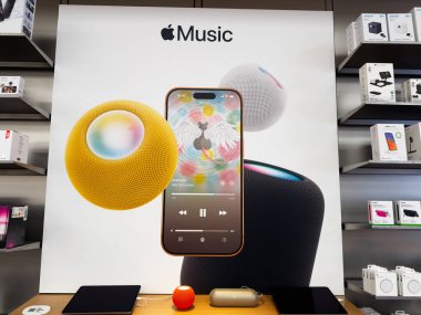 Manchester, İngiltere - 29 Eylül 2025: Promosyon Apple Müzik Sahnesi Akıllı hoparlörler ve iPhone ile bir sergi salonu duvarında.