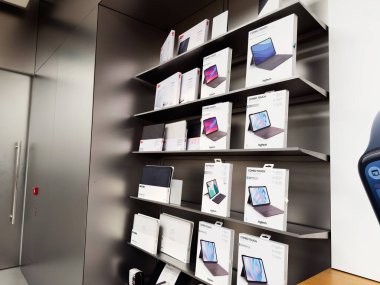 Manchester, İngiltere - 29 Eylül 2025: Logitech tablet aksesuarlarının metal raflarda sergilenmesi ve perakende paketinde kutulanmış ambalajlar.
