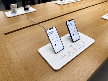 Manchester, İngiltere - 29 Eylül 2025: Modern iPhone 16e smartphone demo parlak bir mağazada ahşap bir masa üzerinde sergilenen ürün.