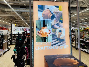 Salford, İngiltere - 25 Eylül 2025: Sergi vitrininde Curated Craft adlı büyük bir afiş sergilenmektedir..