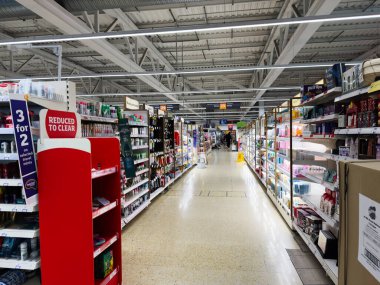 Salford, İngiltere - 25 Eylül 2025: Renkli UK Sainsbury süpermarketi Salford 'da parlak raflar, tabelalar ve tanıtım vitrinleriyle.